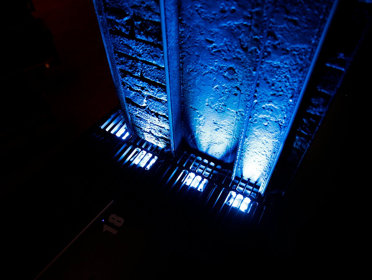 Uplighting challenges #2: Rosco Miro Cube 2 4C fixtures with OPTI-SCULPT lenses illuminate stage columns, delivering even, vibrant uplighting with precise beam control.