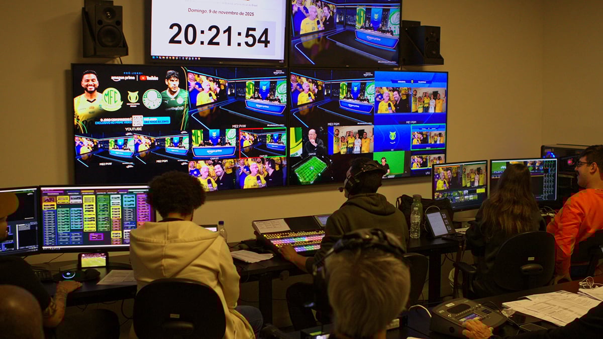 Newsroom inside Quanta’s facilities showcasing the virtual set painted with Rosco Digicomp HD Paint.