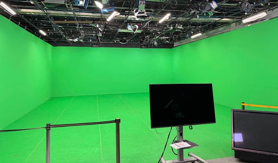 Green screen virtual studio at TelevisaUnivision’s Chapultepec studios, featuring Rosco Chroma Key System for seamless compositing.