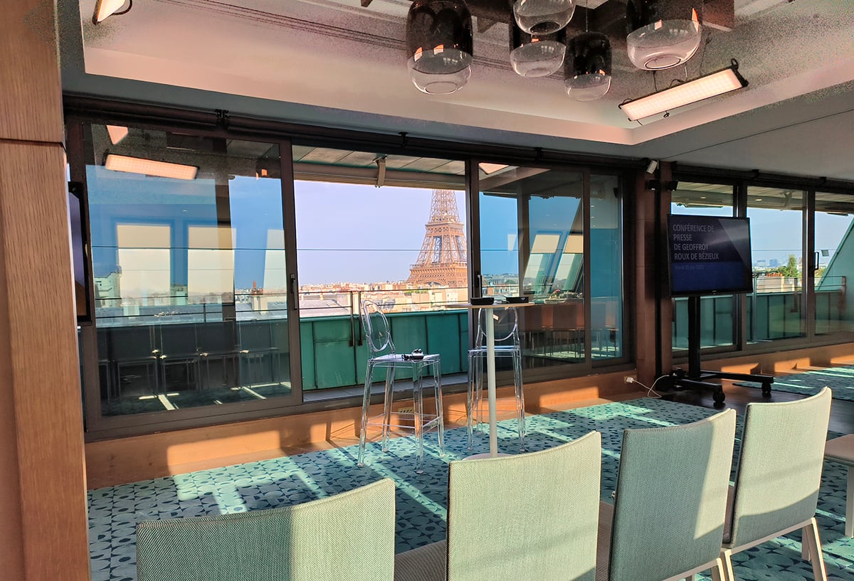 Four DMG SL1 fixtures provide the lighting for a press conference with the Eifel Tower in the background.